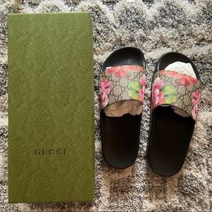 Gucci Pursuit Slide Sandal (Size 39)